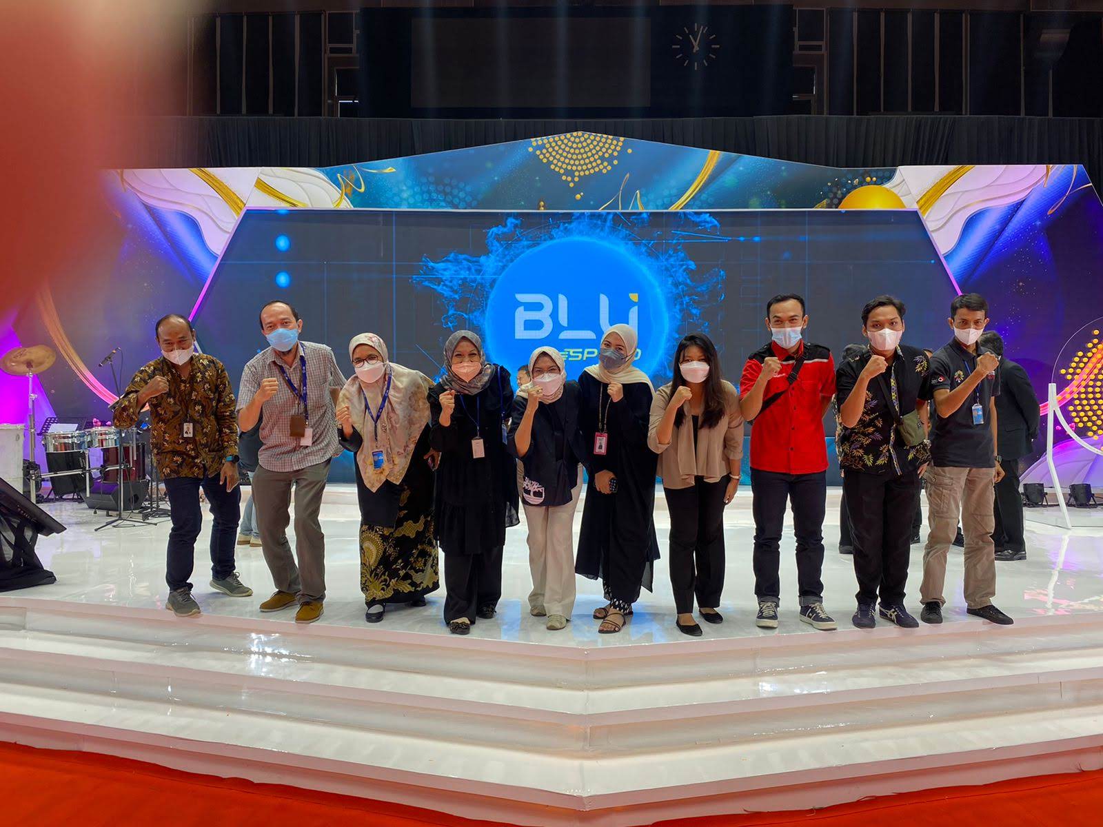 Tim teknis pada panggung acara BLU
