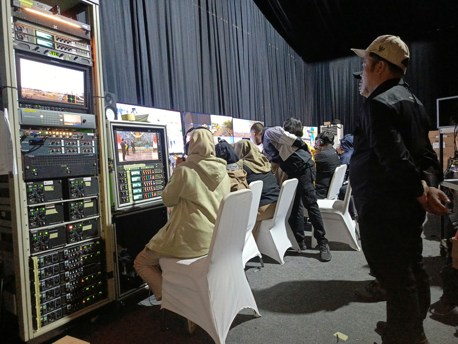 Operator mengelola sistem audio visual dan streaming dari FOH event