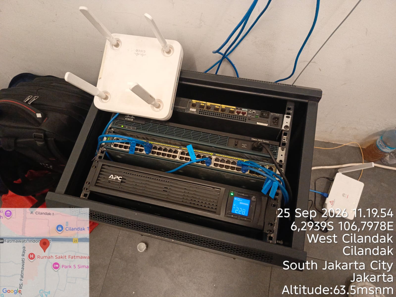 Perangkat switch dan access point untuk jaringan event di kawasan Monas