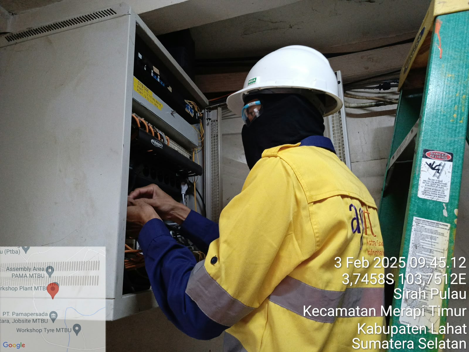 Teknisi bekerja pada kabinet jaringan di site PAMA