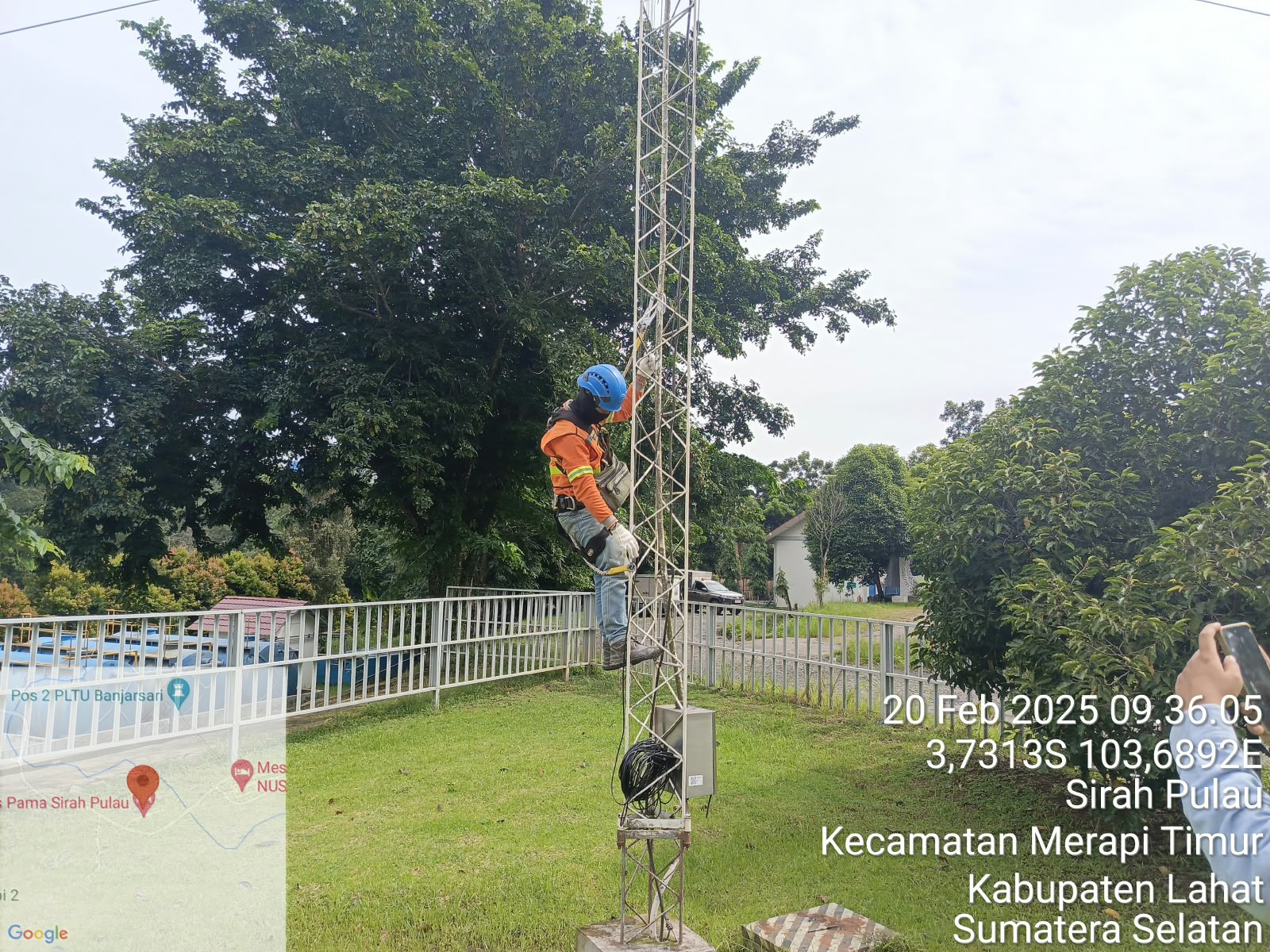 Teknisi memasang perangkat pada menara jaringan di Sirah Pulau