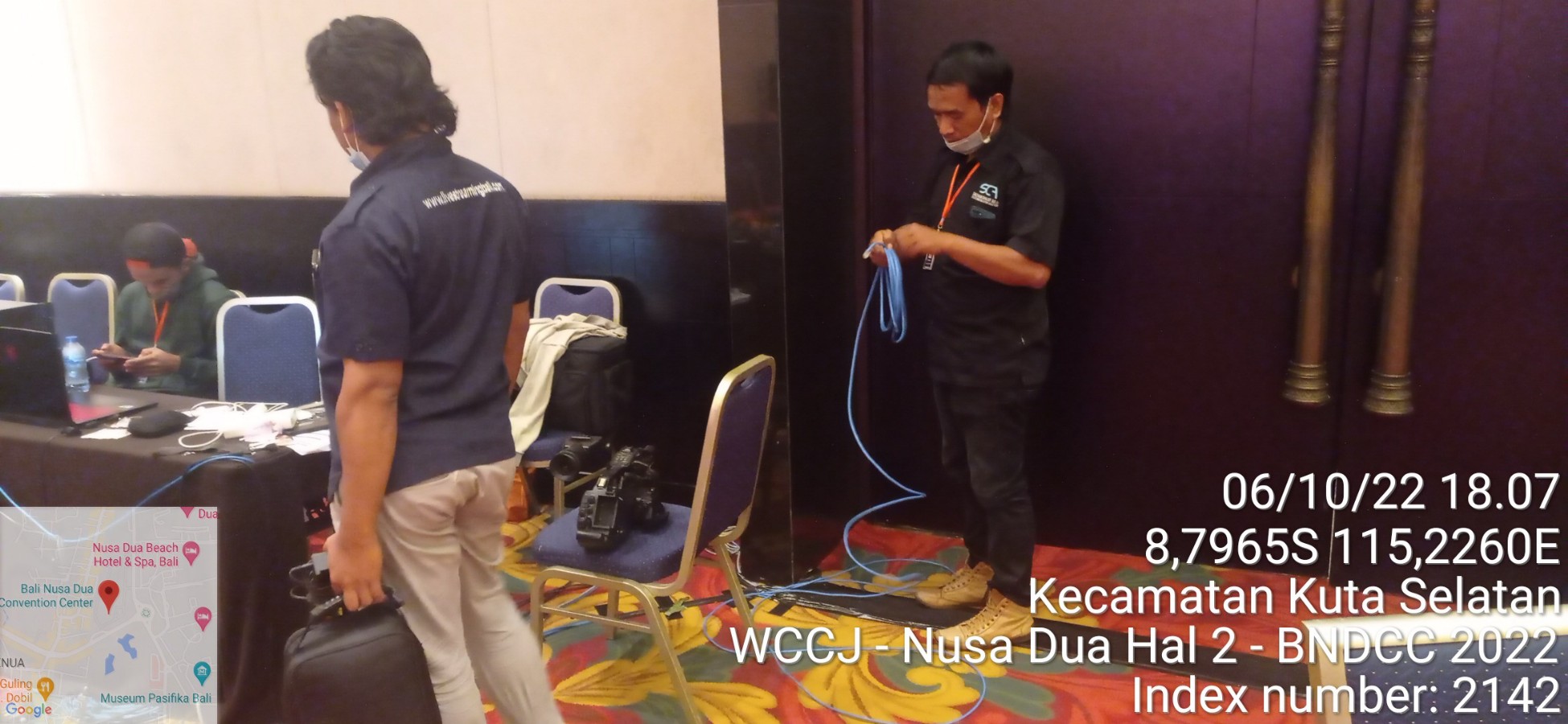 Teknisi SCA memasang kabel jaringan di WCC Nusa Dua Bali