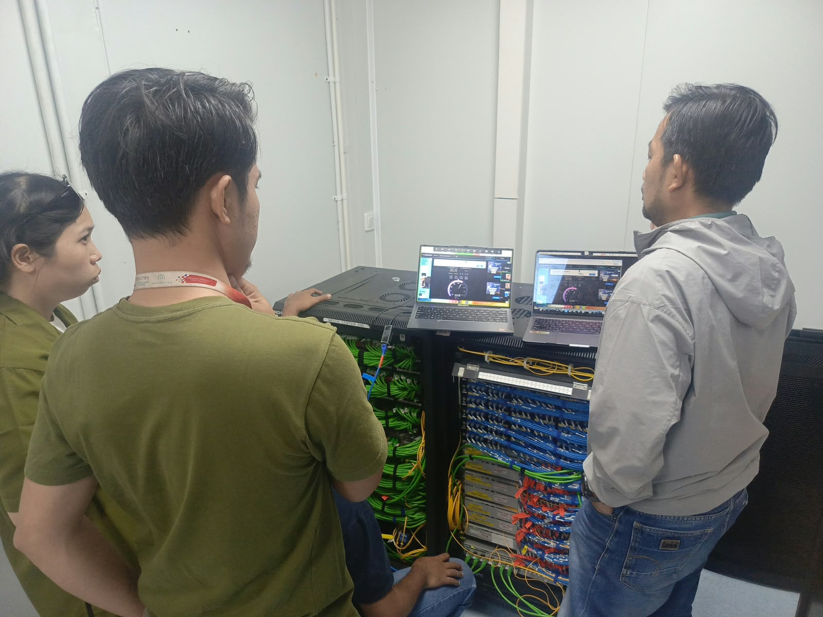 Tim memantau jaringan pada rack Media Center Mandalika