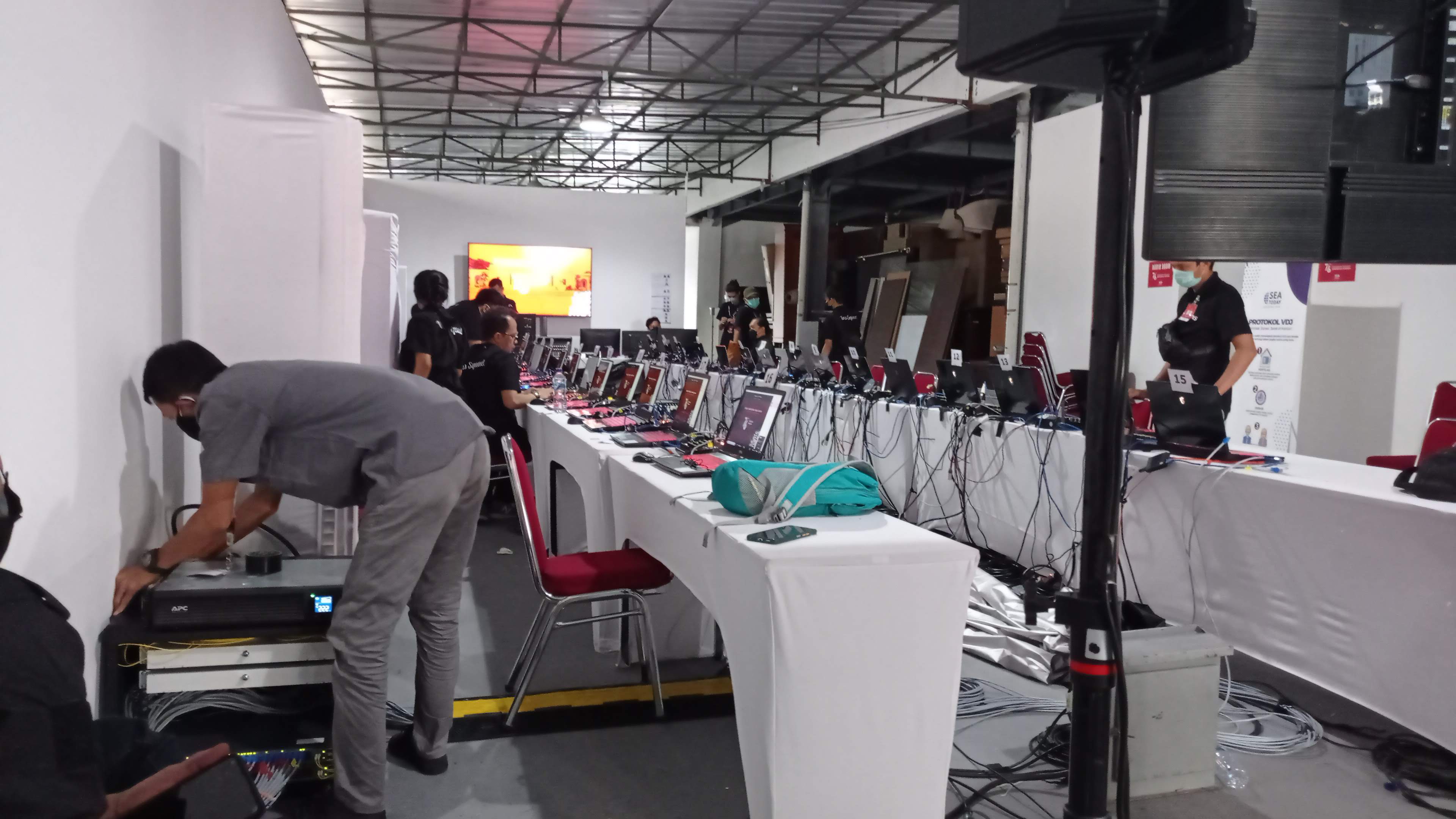 Persiapan meja, kabel, dan perangkat jaringan untuk event